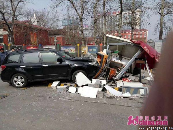 濟南一車輛撞毀大潤發(fā)停車場收費崗亭 收費人受傷